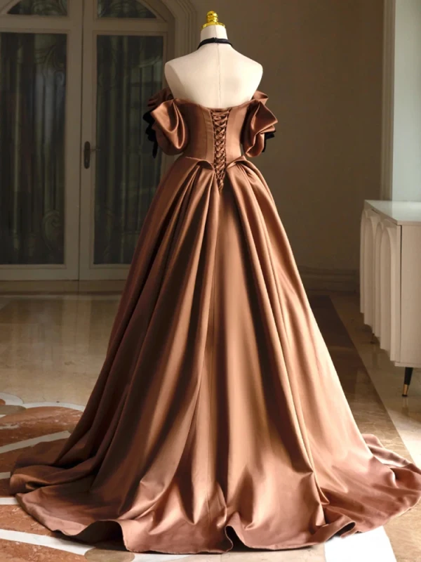 Audrey Hepburn Style Brown Satin Prom Dresses 2023 A-Line / Princess Strapless Short Sleeve Backless Sweep Train Formal Dresses