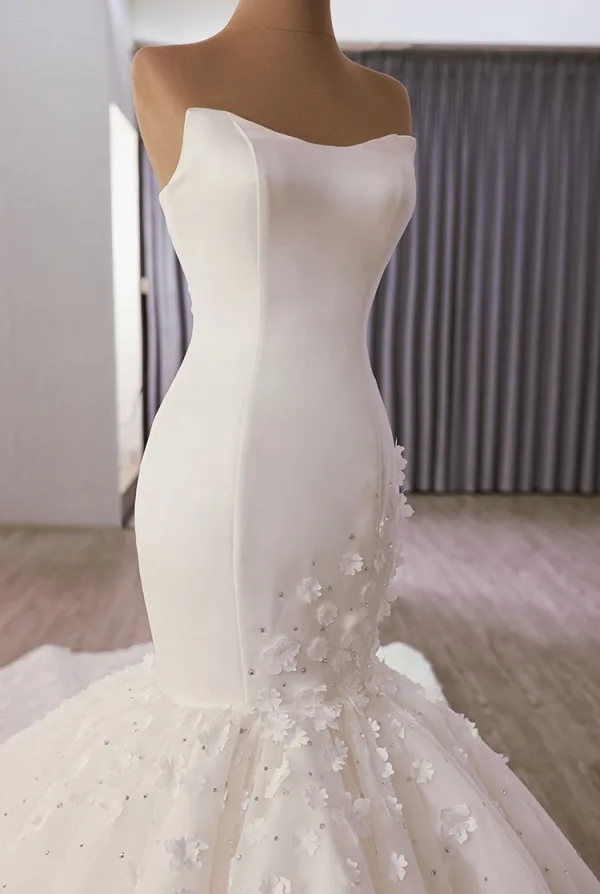High End Weiß Strass Applikationen Satin Brautkleider / Hochzeitskleider 2025 Meerjungfrau Bandeau Ärmellos Rückenfreies Kapelle-Schleppe Hochzeit