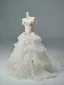 Luxe Blanche Appliques Volants en Cascade Robe De Bal 2026 Robe Boule De l'épaule Manches Courtes Dos Nu Train De Balayage Robe De Ceremonie