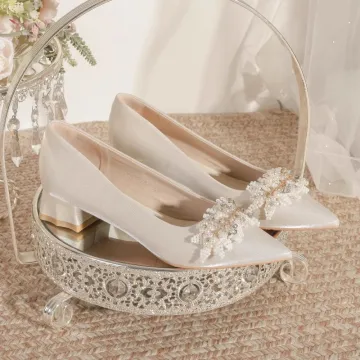 Elegant Beige Beading Pearl Rhinestone Satin Wedding Shoes 2024 3 Cm Thick Heels Low Heel Pointed Toe Wedding Pumps High Heels