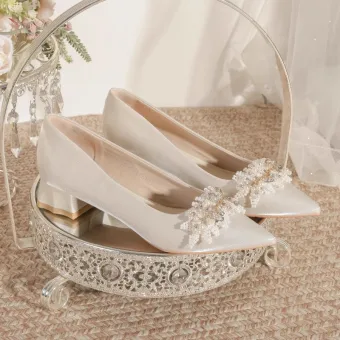 Elegante Beige Perlenstickerei Perle Strass Satin Brautschuhe 2024 3 Cm Thick Heels Low Heel Spitzschuh Hochzeit Pumps Hochhackige