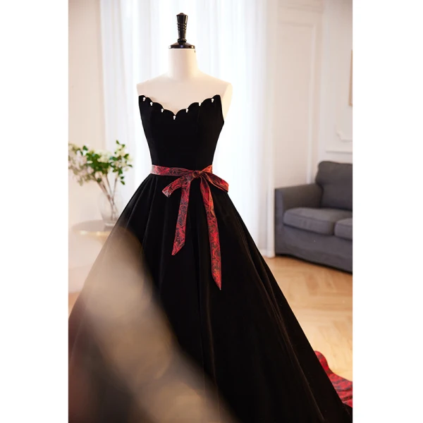 Elegante Schwarz Velour Ballkleider 2023 Ballkleid Bandeau Ärmellos Rückenfreies Schleife Stoffgürtel Hof-Schleppe Ball Festliche Kleider