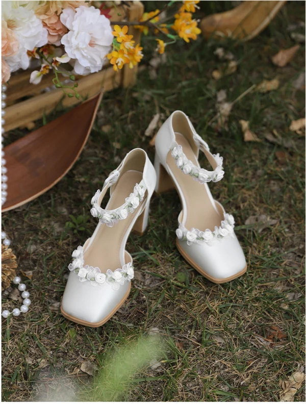 Elegante Weiß Knöchelriemen Applikationen Brautschuhe 2023 Leder 8 cm Thick Heels Quadratische Zehe Hochzeit Sandaletten Hochhackige