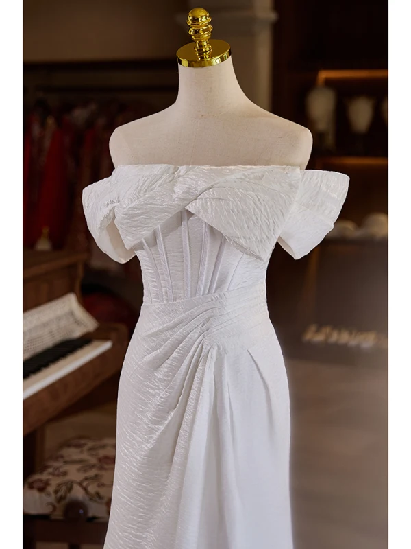 Schlicht Weiß Gespaltete Front Leichtes Brautkleider / Hochzeitskleider 2024 Meerjungfrau Off Shoulder Kurze Ärmel Rückenfreies Sweep / Pinsel Zug Hochzeit