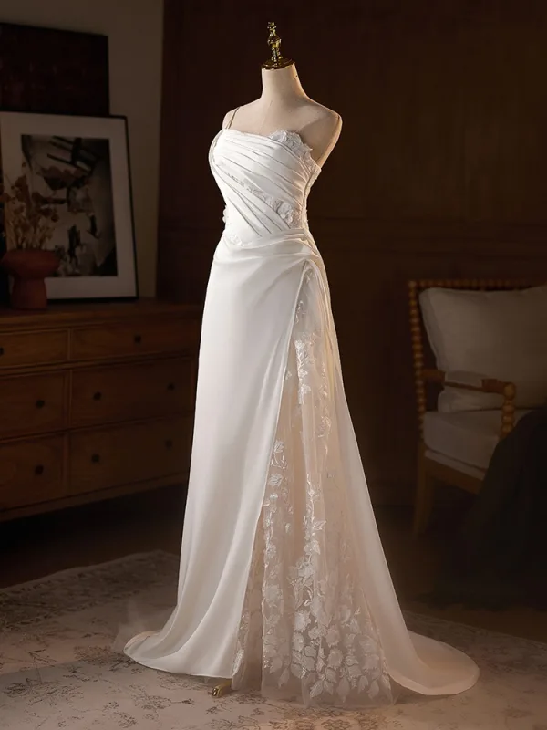 Schöne Weiß Spitze Blumen Applikationen Satin Leichtes Brautkleider / Hochzeitskleider 2025 A Linie Spaghettiträger Ärmellos Rückenfreies Sweep / Pinsel Zug Hochzeit