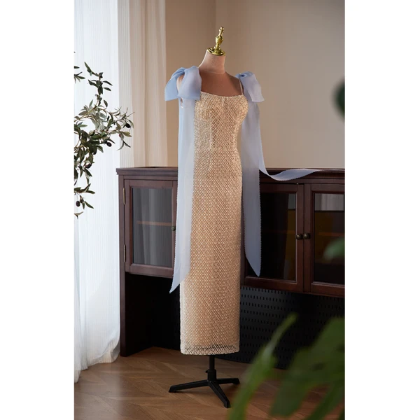 Haut de Gamme Charmant Champagne Faux Diamant Paillettes Robe De Soirée 2023 Bretelles Spaghetti Noeud Sans Manches Dos Nu Longue Soirée Robe De Ceremonie