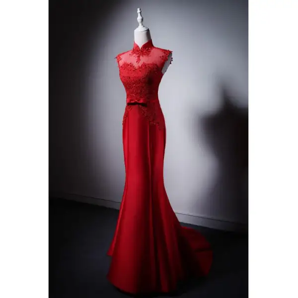 Style Chinois Rouge En Dentelle Fleur Faux Diamant Robe De Soirée 2025 Trompette / Sirène Col Haut Sans Manches Noeud Ceinture Train De Balayage Soirée Robe De Ceremonie