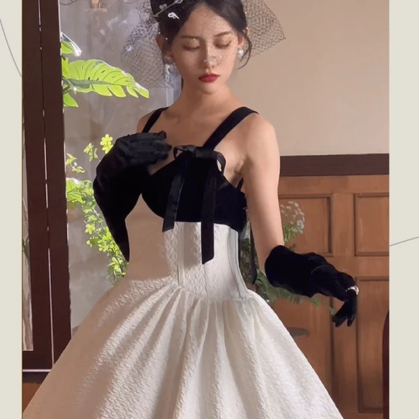 Audrey Hepburn Style Black Prom Dresses 2022 Ball Gown Spaghetti Straps Bow Sleeveless Backless Court Train Prom Formal Dresses