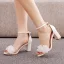 Sexy Weiß Applikationen Knöchelriemen Brautschuhe 2023 7 cm Thick Heels Peeptoes Hochzeit Sandaletten Hochhackige