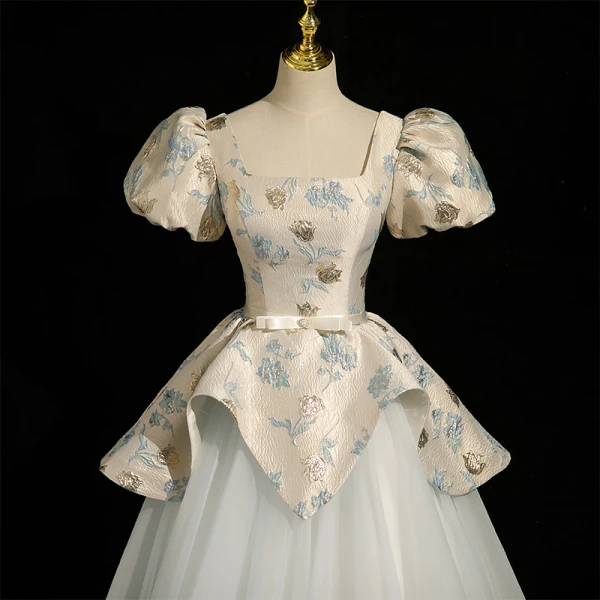 Charmant Bleu Ciel Impression Robe De Bal 2023 Robe Boule Encolure Carrée Gonflée Manches Courtes Noeud Ceinture Dos Nu Longue Promo Robe De Ceremonie