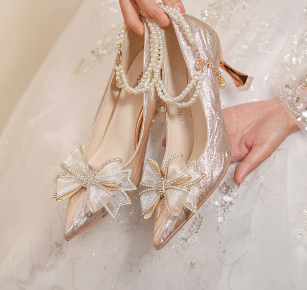 Charmant Doré Perle Bride Cheville Faux Diamant Noeud Chaussure De Mariée 2023 7 cm Talons Aiguilles À Bout Pointu Mariage Escarpins Talons Hauts