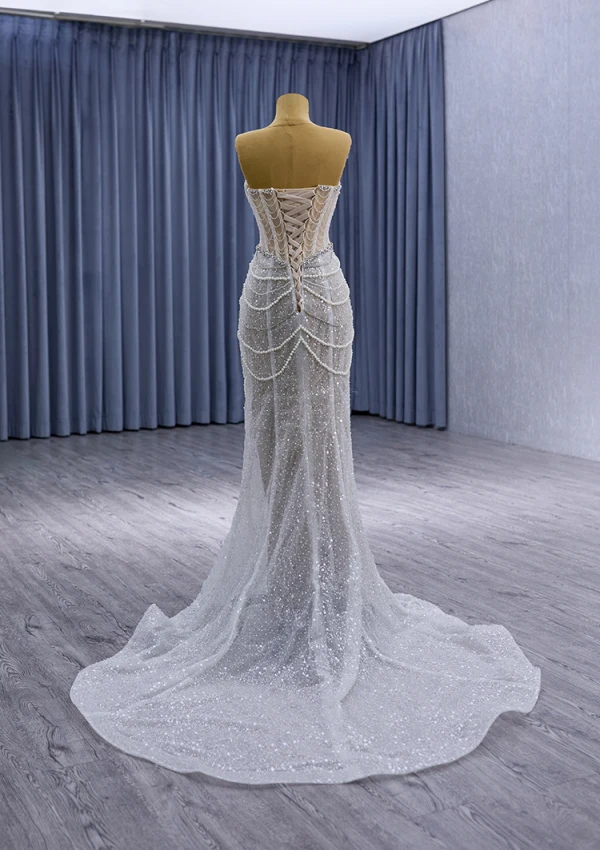 High End Charmant Weiß Handgefertigt Perlenstickerei Perle Strass Pailletten Ballkleider 2024 Meerjungfrau Bandeau Kurze Ärmel Rückenfreies Sweep / Pinsel Zug Strand