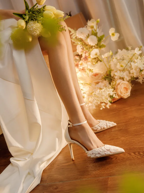Fashion White Beading Tulle Wedding Shoes 2024 Ankle Strap 8 cm Stiletto Heels Pointed Toe Wedding Sandals High Heels