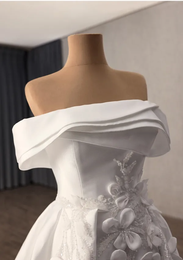 High End Elegante Weiß Handgefertigt Perlenstickerei Applikationen Pailletten Satin Brautkleider / Hochzeitskleider 2025 Ballkleid Off Shoulder Ärmellos Rückenfreies Kapelle-Schleppe