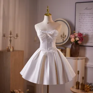 Sexy Hvit Blonder Blomst Satin Korte Festkjoler 2025 Prinsesse Strapless Uten Ermer Ryggløse Fest Aften Formelle Kjoler