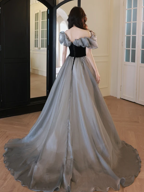 Élégant Gris Robe De Bal 2024 Princesse Volants De l'épaule Manches Courtes Dos Nu Train De Balayage Promo Robe De Ceremonie