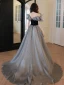 Élégant Gris Robe De Bal 2024 Princesse Volants De l'épaule Manches Courtes Dos Nu Train De Balayage Promo Robe De Ceremonie