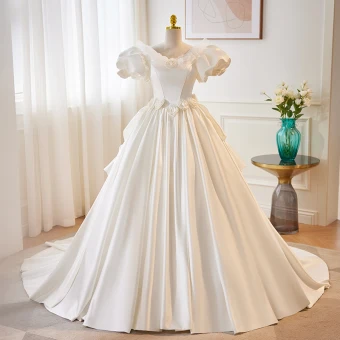 Élégant Blanche Appliques Satin Robe De Mariée 2023 Robe Boule Encolure Dégagée Gonflée Manches Courtes Dos Nu Train De Balayage Mariage