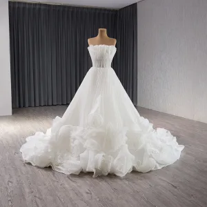 High End White Flower Pleated Wedding Dresses 2024 A Line Princess Strapless Sleeveless Chapel Train Tulle Wedding