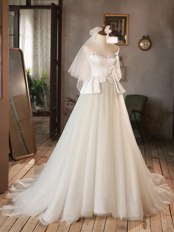 Leichtes Schlicht Ivory / Creme Brautkleider / Hochzeitskleider 2023 A Linie Bandeau Applikationen Ärmellos Rückenfreies Sweep / Pinsel Zug Hochzeit