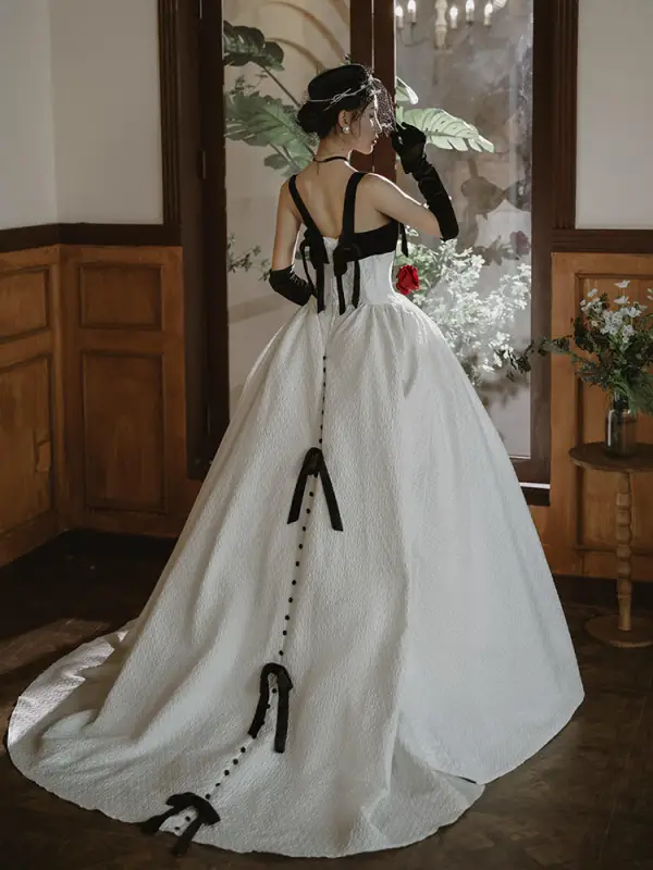 Audrey Hepburn Style Black Prom Dresses 2022 Ball Gown Spaghetti Straps Bow Sleeveless Backless Court Train Prom Formal Dresses