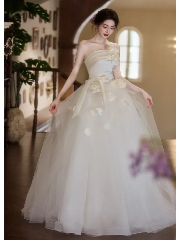 Charmant Ivory / Creme Applikationen Schleife Stoffgürtel Leichtes Brautkleider / Hochzeitskleider 2025 Ballkleid Bandeau Ärmellos Rückenfreies Lange