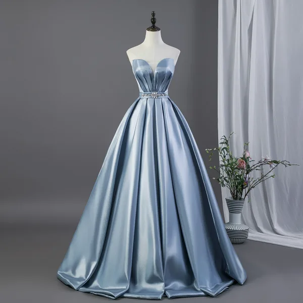Inspiré Y2K Bleu poudré Faux Diamant Satin Robe De Bal 2026 Robe Boule De l'épaule Manches Courtes Dos Nu Longue