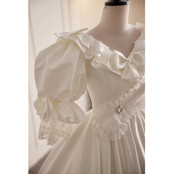 Vintage / Retro Audrey Hepburn Style Ivory Pearl Rhinestone Wedding Dresses 2023 Ball Gown Satin Ruffle V-Neck Bow Short Sleeve Backless Floor-Length / Long Wedding