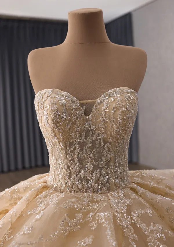 Luxury / Gorgeous Bling Bling Champagne Beading Sequins Lace Flower Cascading Ruffles Wedding Dresses 2026 Ball Gown Strapless Sleeveless Backless Chapel Train
