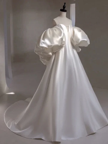 Audrey Hepburn Stil Weiß Satin Brautkleider Hochzeitskleider 2024 Ballkleid Bandeau Geschwollenes Kurze Ärmel Rückenfreies Sweep Pinsel Zug Hochzeit