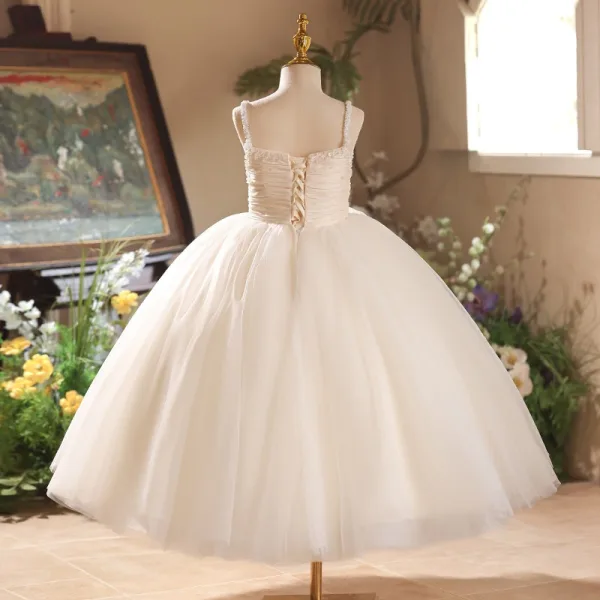 Elegante Weiß Perle Hochzeit Blumenmädchenkleider 2026 Ballkleid Spaghettiträger Ärmellos Rückenfreies Wadenlang