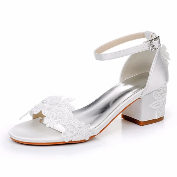 Élégant Blanche En Dentelle Fleur Chaussure De Mariée 2024 Mariage Bride Cheville 5 cm Talons Épais Peep Toes / Bout Ouvert Sandales Talons Hauts