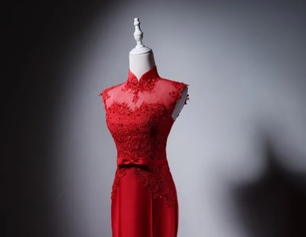 Style Chinois Rouge En Dentelle Fleur Faux Diamant Robe De Soirée 2025 Trompette / Sirène Col Haut Sans Manches Noeud Ceinture Train De Balayage Soirée Robe De Ceremonie