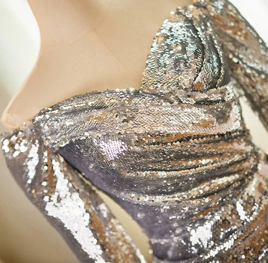 Glitzernden Silber Pailletten Gespaltete Front Ballkleider 2024 Meerjungfrau Off Shoulder Lange Ärmel Rückenfreies Sweep / Pinsel Zug Ball Festliche Kleider