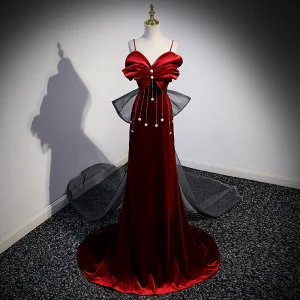 Sexy Bordeaux Velours Robe De Soirée 2023 Trompette Sirène Bretelles Spaghetti Faux Diamant Sans Manches Dos Nu Noeud Train De Balayage Soirée Robe De Ceremonie