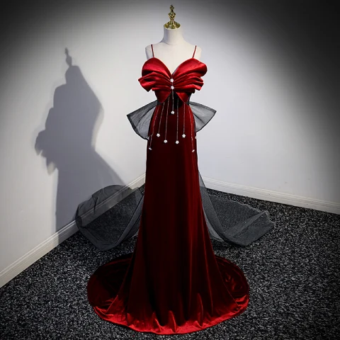 Sexy Borgoña Terciopelo Vestidos de noche 2023 Trumpet / Mermaid Spaghetti Straps Rhinestone Sin Mangas Sin Espalda Bowknot Colas De Barrido Noche Vestidos Formales