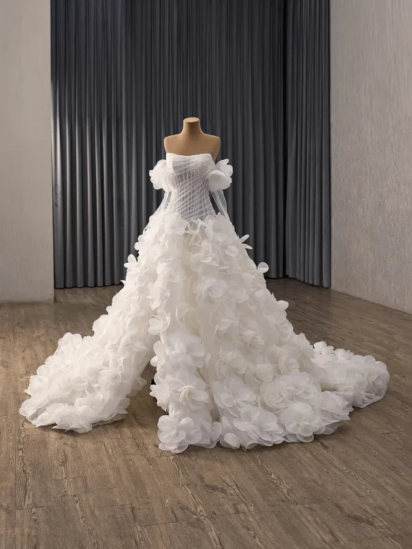 Luxe Witte Handgemaakt Parel Appliques Split Voorzijde Trouwjurken 2025 Baljurk Strapless Mouwloos Ruglooze Chapel Train Huwelijk