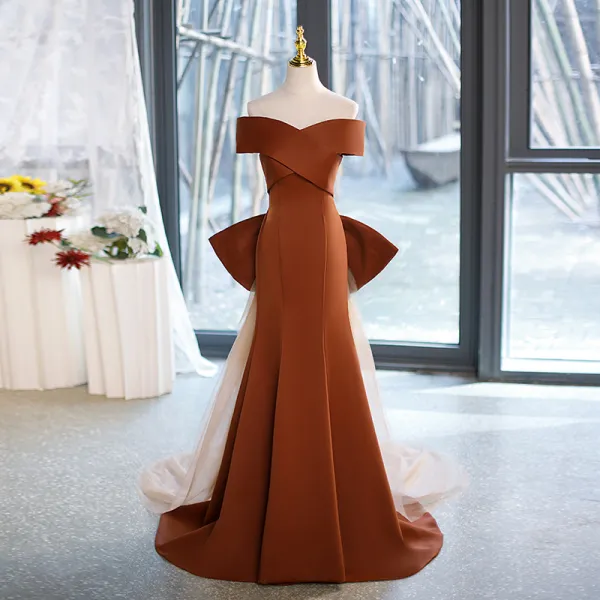 Chic / Beautiful Brown Organza Satin Prom Dresses 2023 Trumpet / Mermaid Off-The-Shoulder Sleeveless Backless Bow Sweep Train Prom Formal Dresses