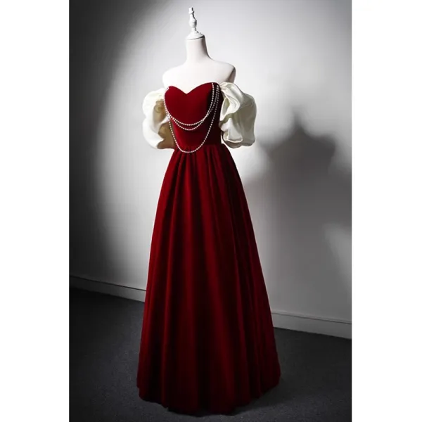 Elegant Burgundy Pearl Velvet Prom Dresses 2024 A-Line / Princess Ruffle Off-The-Shoulder Short Sleeve Backless Floor-Length / Long Prom Formal Dresses