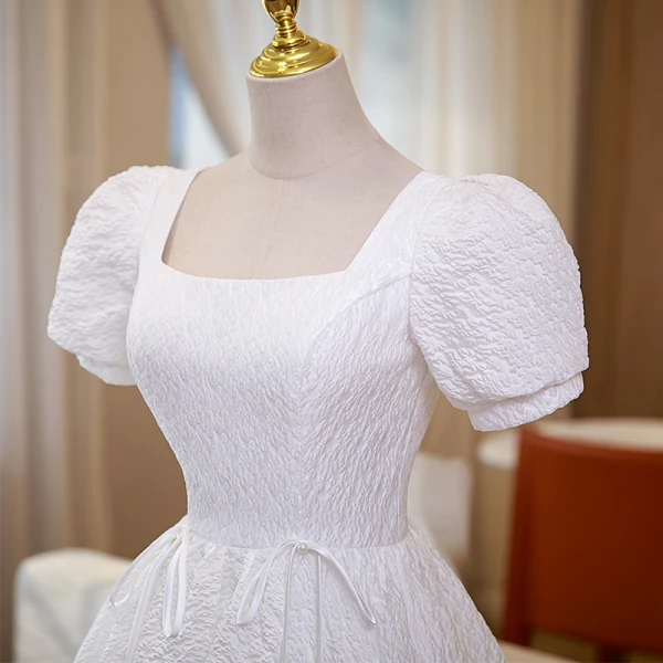 Simple Ivoire Couleur Unie Robe De Bal 2022 Princesse Encolure Carrée Manches Courtes Dos Nu Ceinture Noeud Longue Robe De Ceremonie