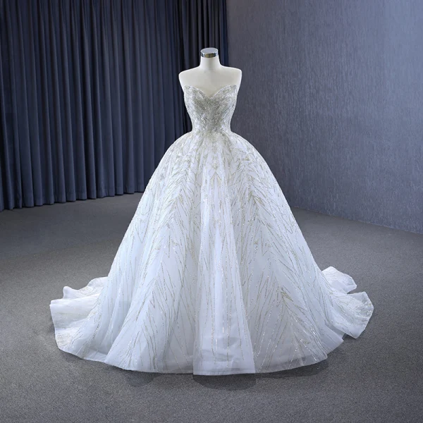 Luxus / Herrlich Charmant Weiß Glanz Perlenstickerei Pailletten Brautkleider / Hochzeitskleider 2023 Ballkleid Bandeau Ärmellos Rückenfreies Hof-Schleppe Hochzeit