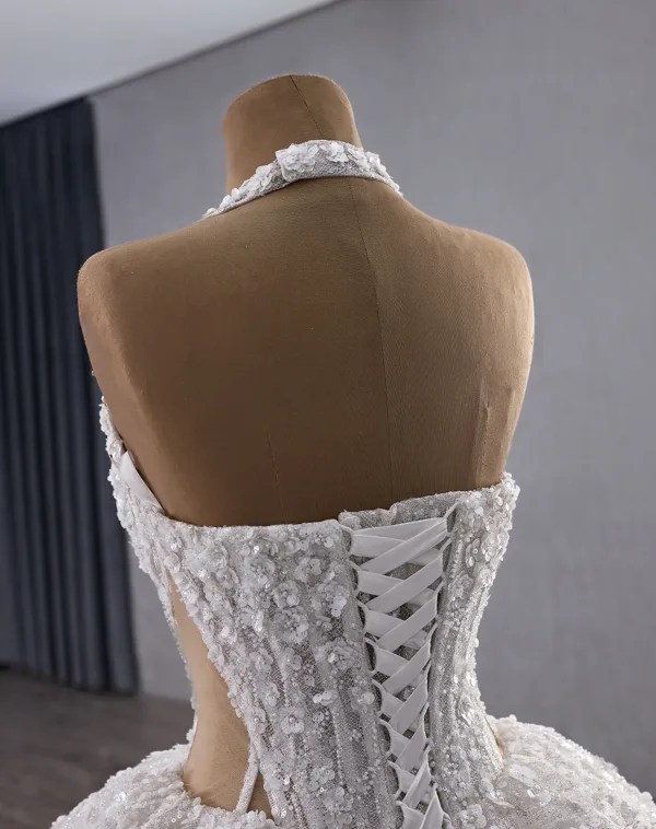 Glitzernden Luxus / Herrlich Weiß Handgefertigt Perlenstickerei Perle Pailletten Brautkleider / Hochzeitskleider 2025 Ballkleid Neckholder Ärmellos Rückenfreies Kapelle-Schleppe