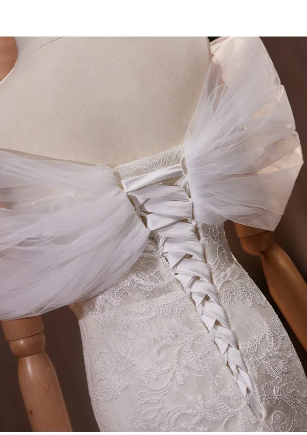 Schlicht Weiß Spitze Brautkleider / Hochzeitskleider 2024 Meerjungfrau Off Shoulder Kurze Ärmel Rückenfreies Sweep / Pinsel Zug Hochzeit