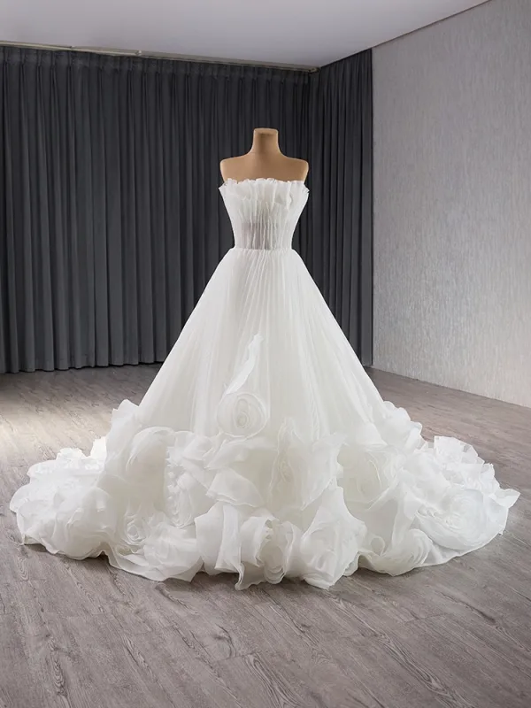 High-end White Flower Pleated Wedding Dresses 2024 Ball Gown Strapless Sleeveless Backless Cathedral Train Tulle Wedding