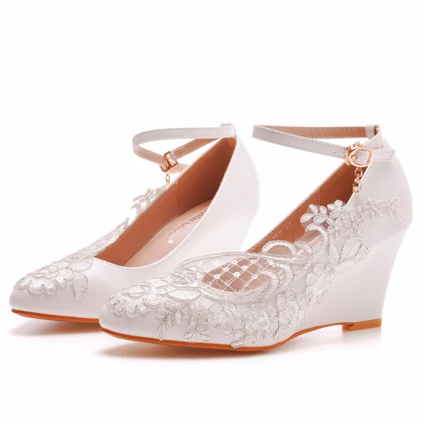 Classique Blanche En Dentelle Fleur Paillettes Chaussure De Mariée 2023 Bride Cheville 8 cm Compensées À Bout Pointu Mariage Talons Hauts