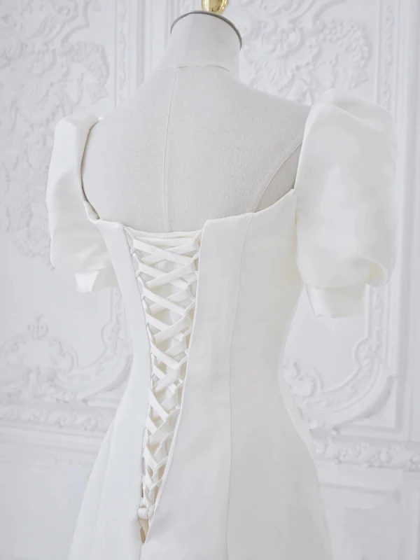 Élégant Blanche Satin Robe De Bal 2023 Princesse Encolure Carrée Gonflée Manches Courtes Dos Nu Train De Balayage Promo Robe De Ceremonie