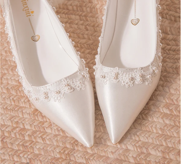 Modest / Simple White Pearl Lace Flower Bow Wedding Shoes 2024 4 cm Block Heels Pointed Toe Wedding Pumps High Heels