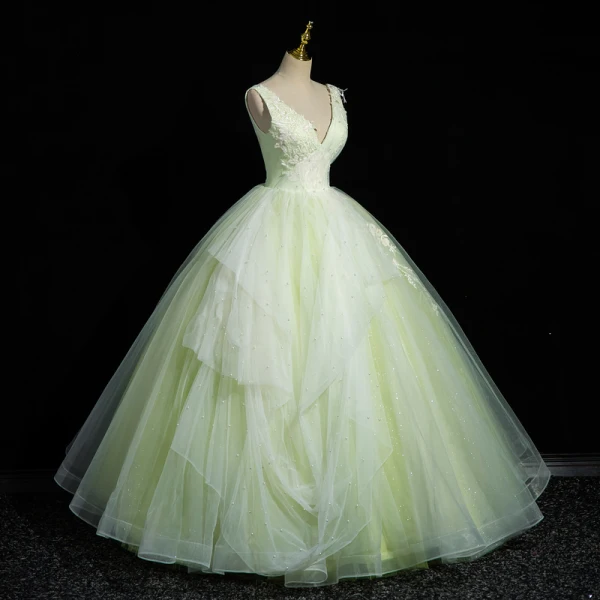 Élégant Vert Cendré Perle En Dentelle Fleur Volants en Cascade Robe De Bal 2023 Robe Boule V-Cou Sans Manches Dos Nu Longue Robe De Ceremonie