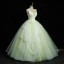 Élégant Vert Cendré Perle En Dentelle Fleur Volants en Cascade Robe De Bal 2023 Robe Boule V-Cou Sans Manches Dos Nu Longue Robe De Ceremonie