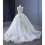 Luxus / Herrlich Charmant Weiß Glanz Perlenstickerei Pailletten Brautkleider / Hochzeitskleider 2023 Ballkleid Bandeau Ärmellos Rückenfreies Hof-Schleppe Hochzeit